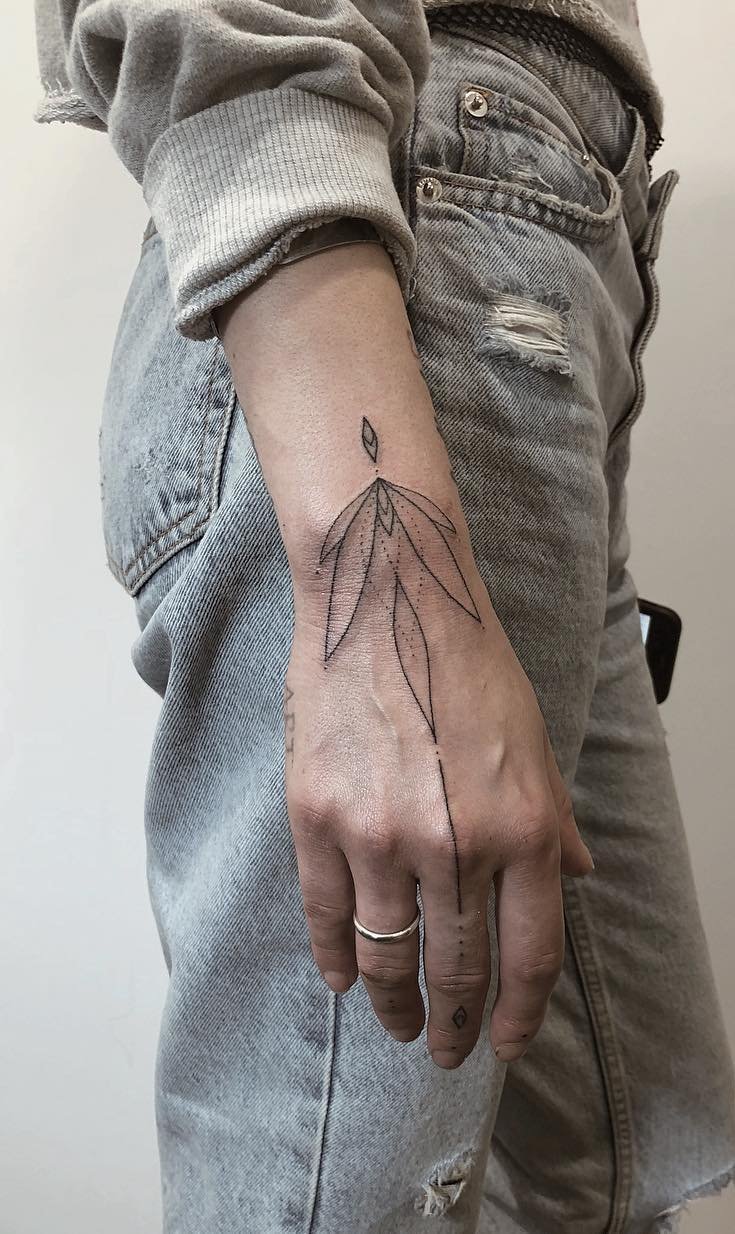 tattoo en la mano para hombre 54