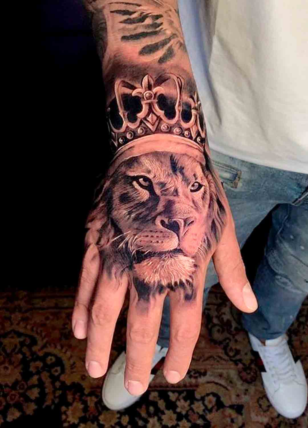 tattoo en la mano para hombre 60