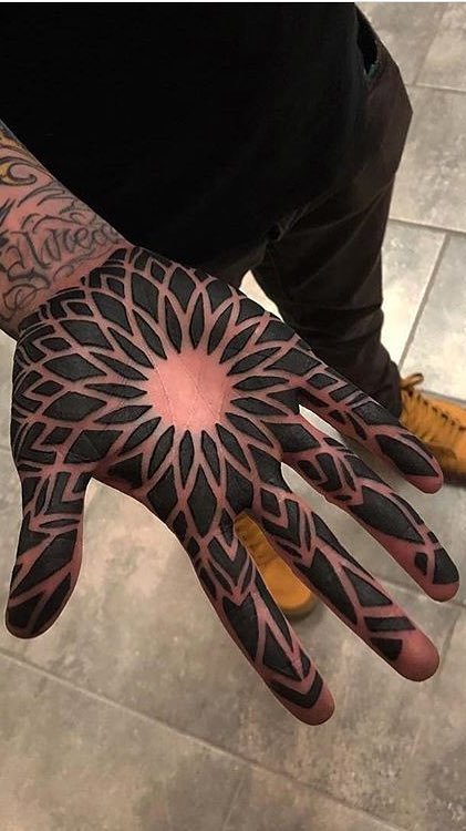 tattoo en la mano para hombre 89