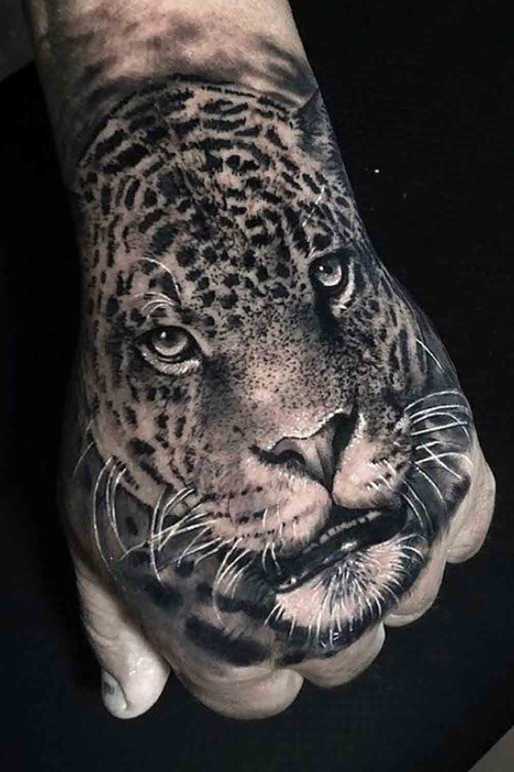 tattoo masculino en la mano 20