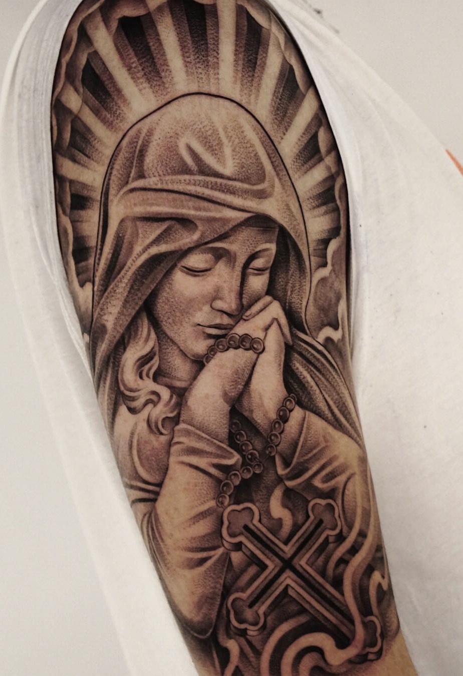 tattoo religioso para hombre 60