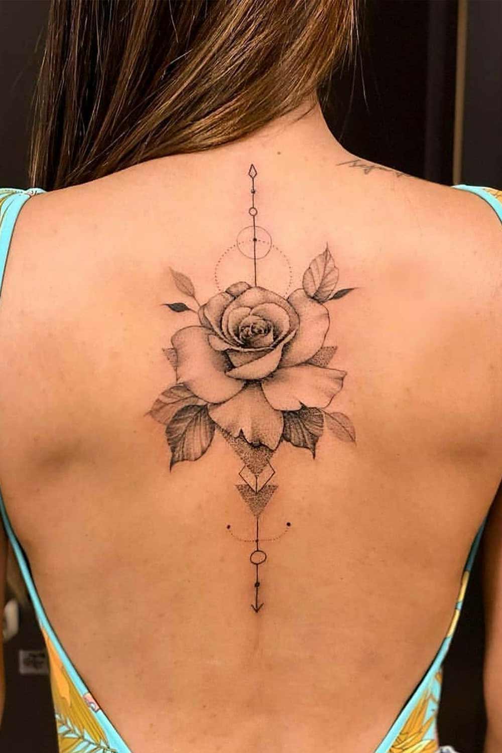 tatuaje de flor en mujer 01