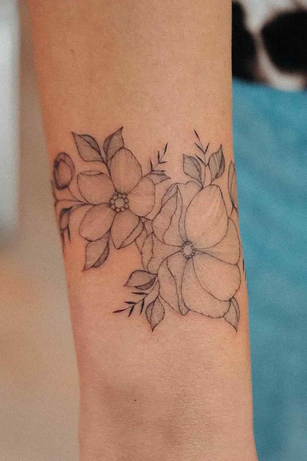 tatuaje de flor en mujer 29