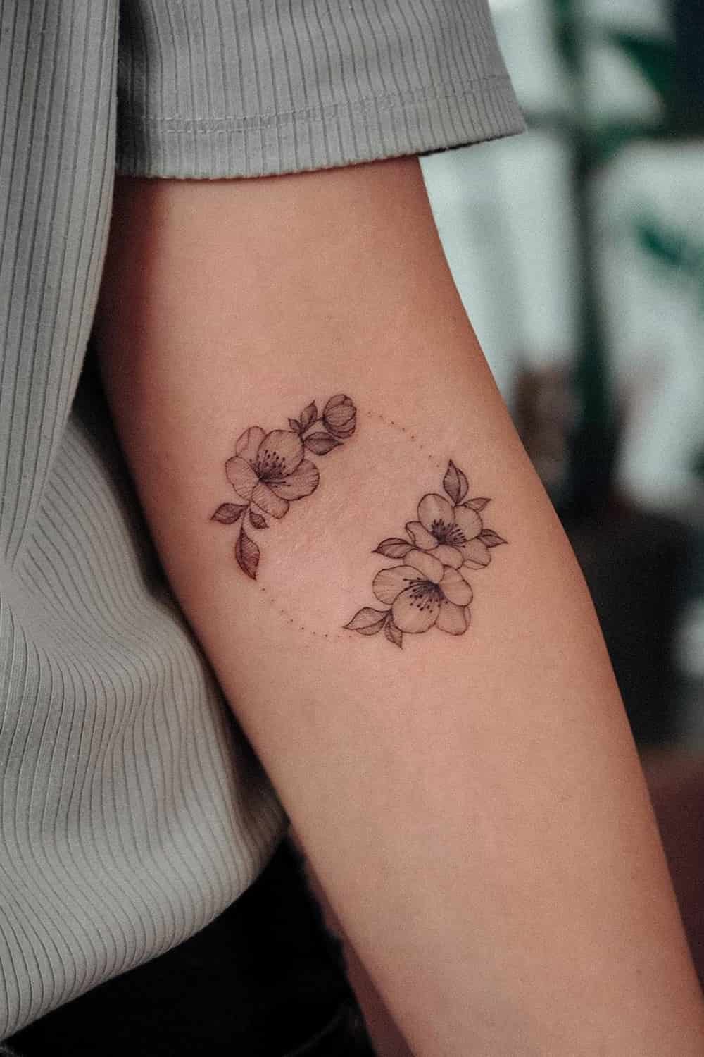 tatuaje de flor en mujer 32