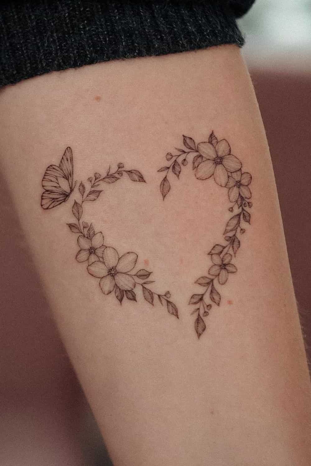 tatuaje de flor en mujer 33