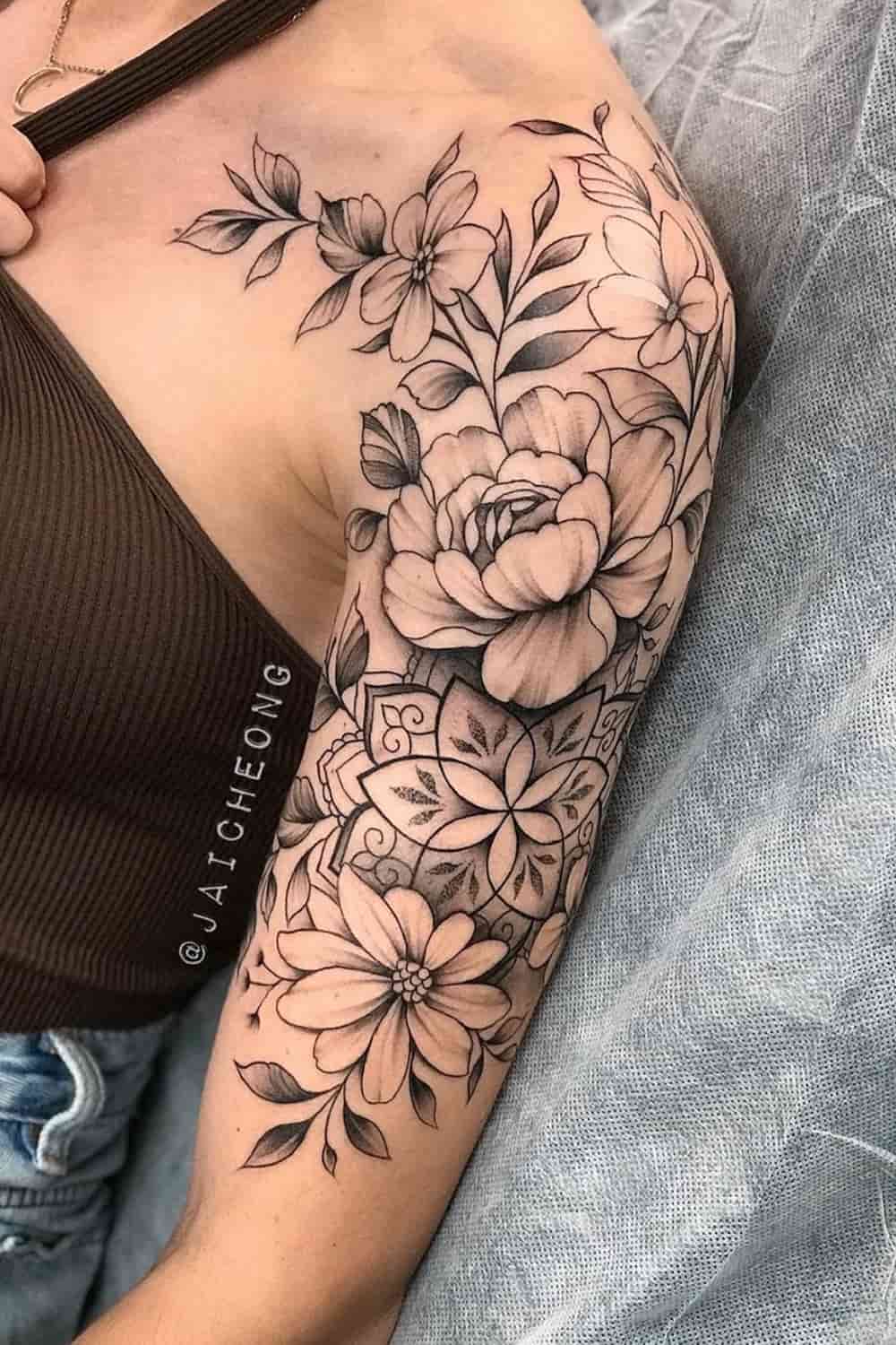 tatuaje de flor en mujer 39