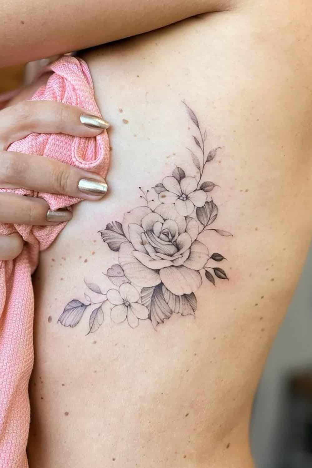 tatuaje de flor en mujer 40