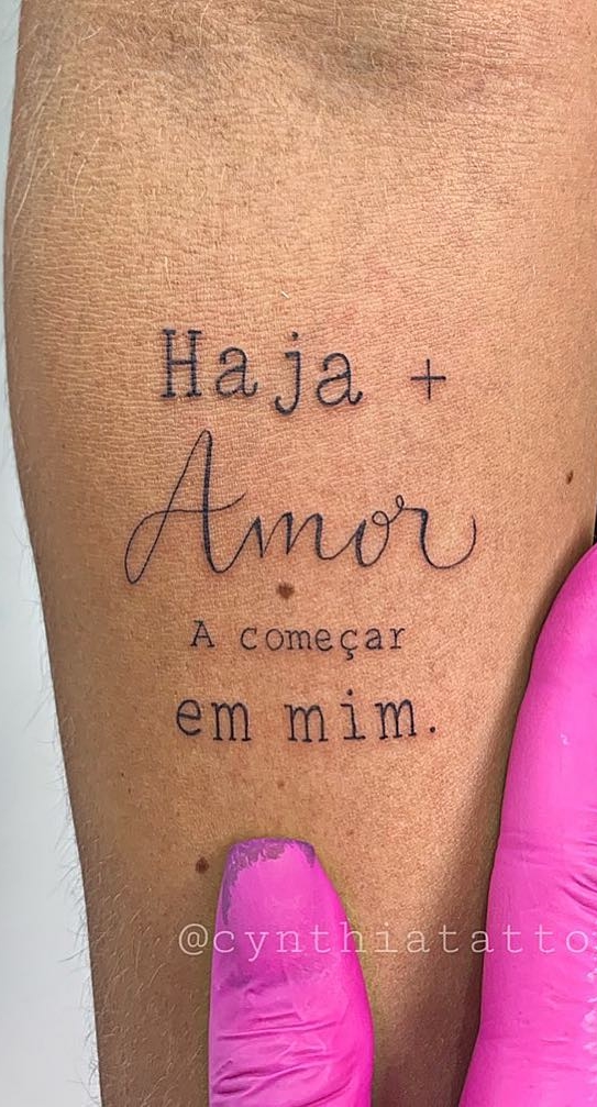 tatuaje de letras en mujer 02