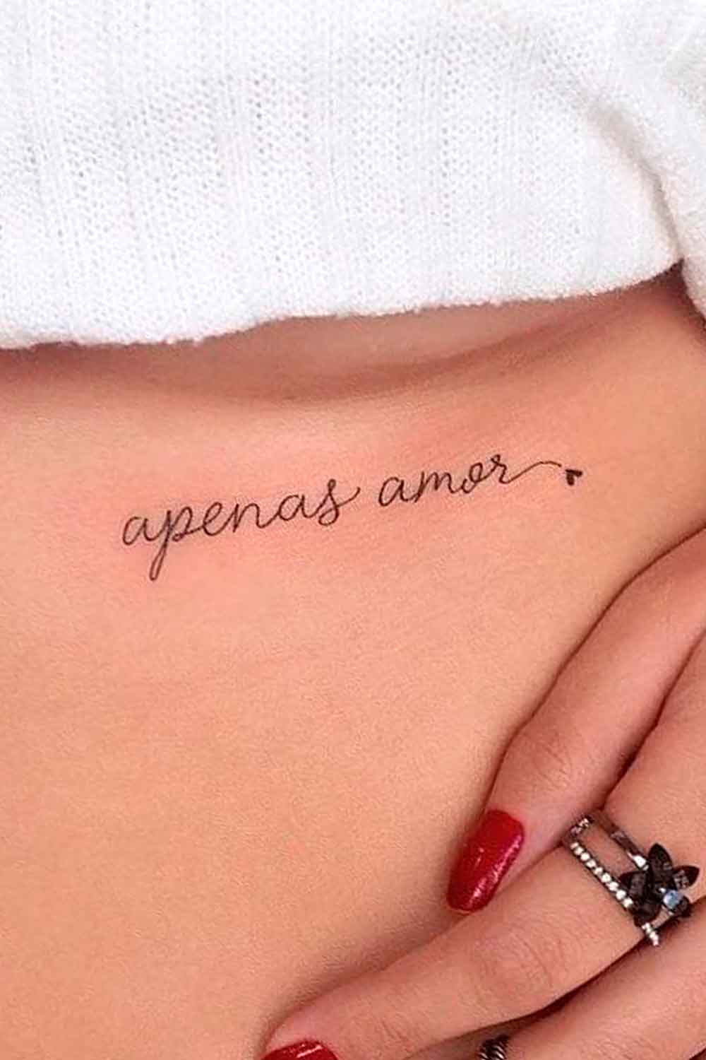 tatuaje de letras en mujer 03