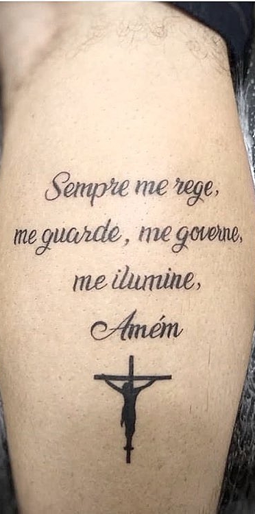 tatuaje de letras en mujer 07