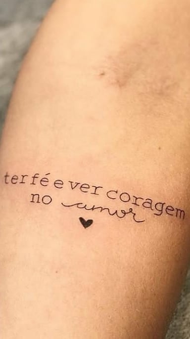 tatuaje de letras en mujer 08