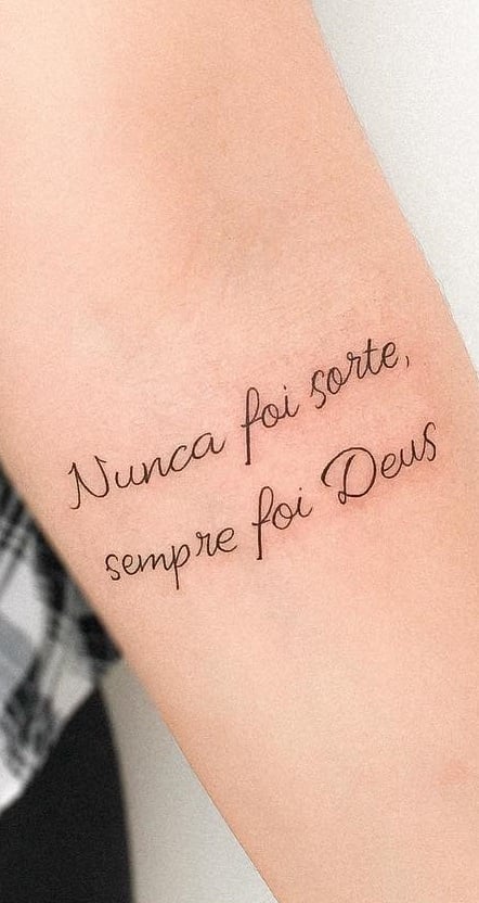 tatuaje de letras en mujer 09