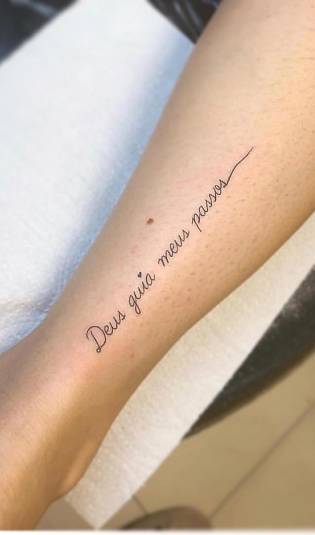 tatuaje de letras en mujer 10