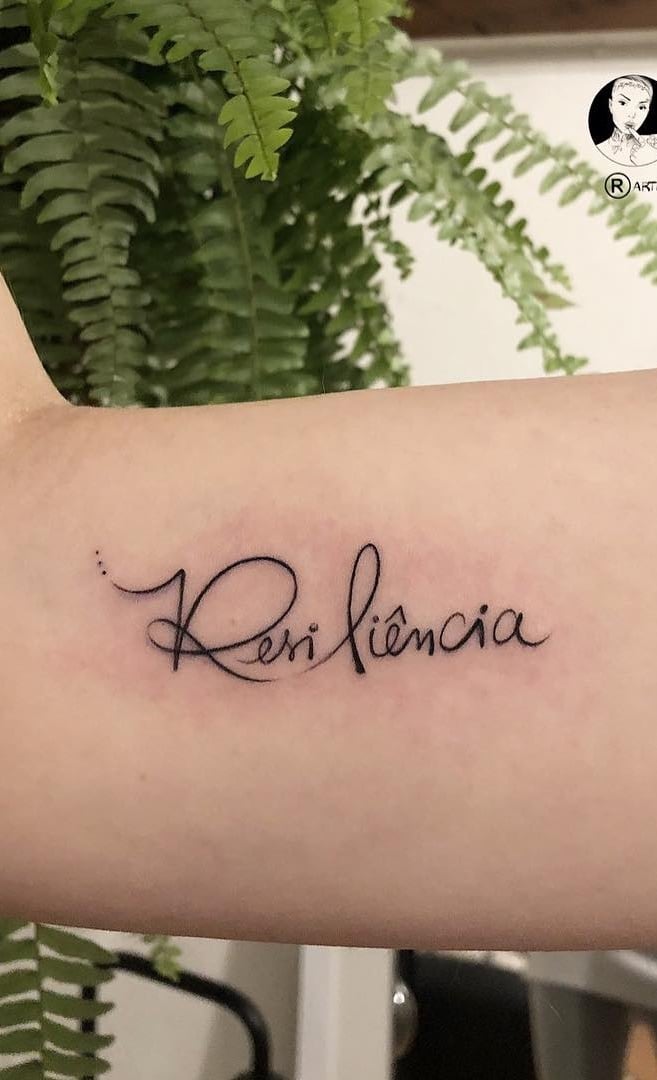 tatuaje de letras en mujer 102