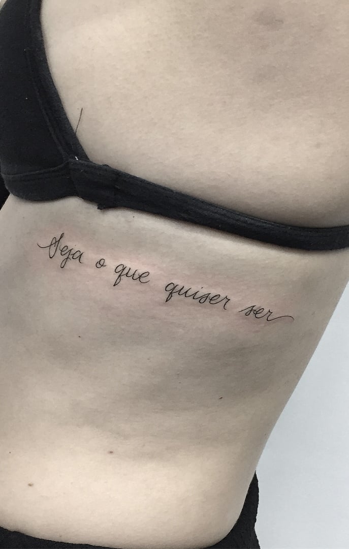 tatuaje de letras en mujer 105