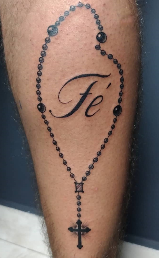 tatuaje de letras en mujer 107