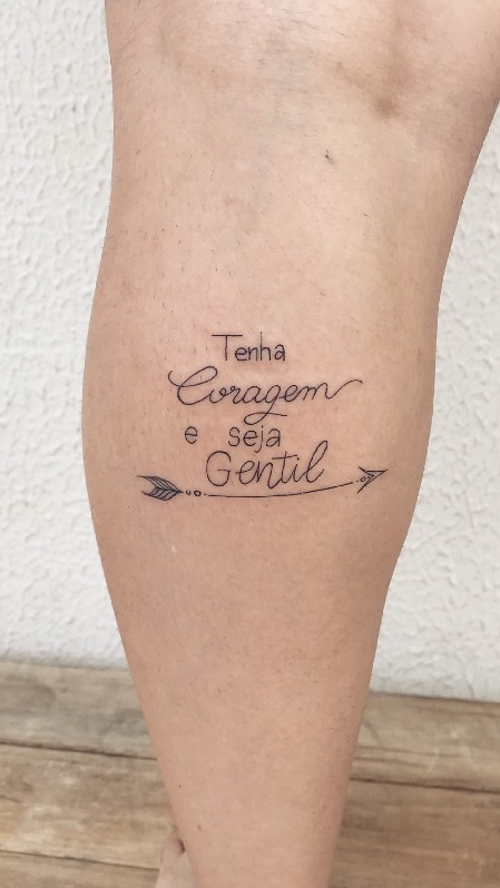 tatuaje de letras en mujer 109