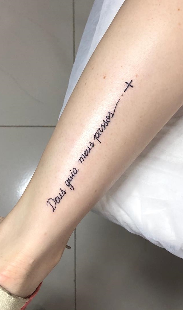 tatuaje de letras en mujer 11