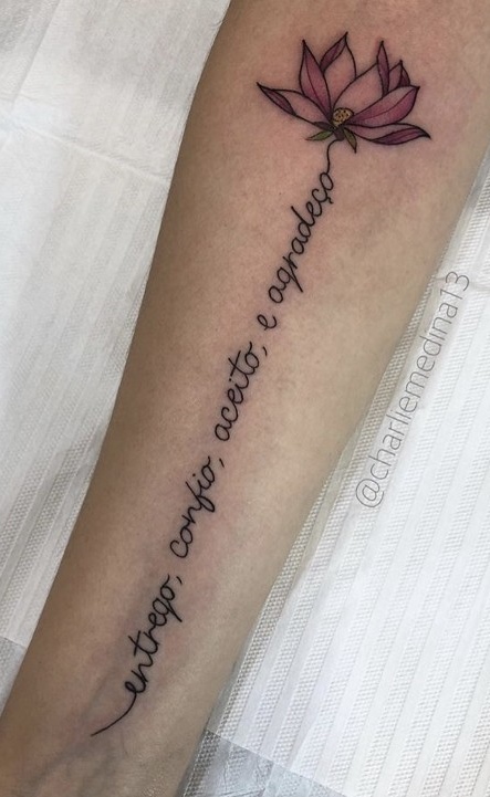 tatuaje de letras en mujer 110