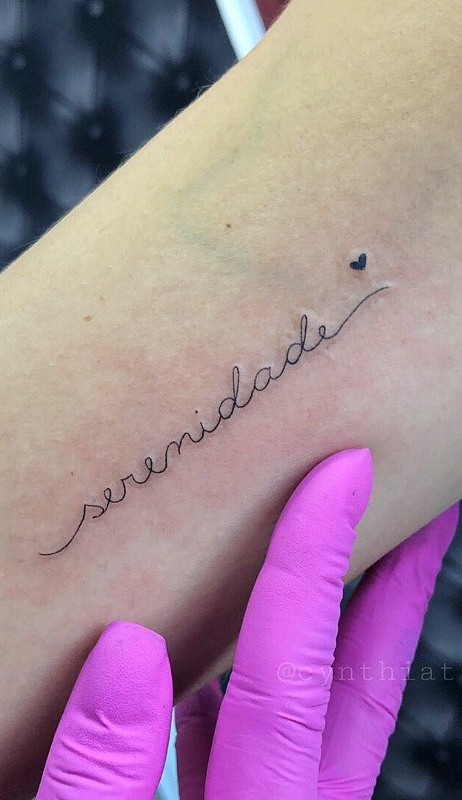 tatuaje de letras en mujer 111