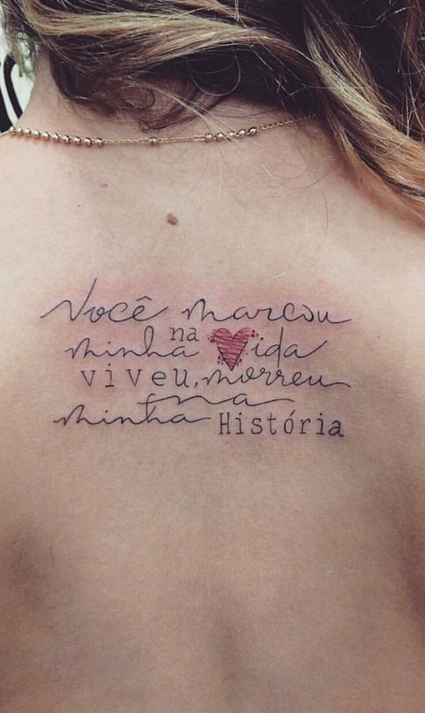 tatuaje de letras en mujer 112