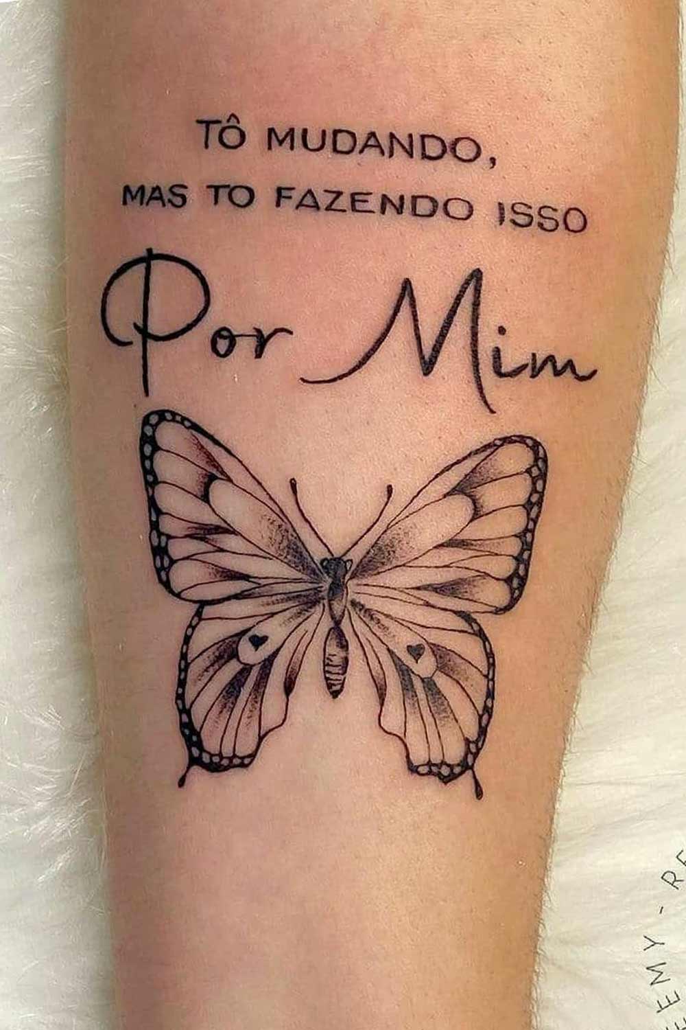 tatuaje de letras en mujer 113