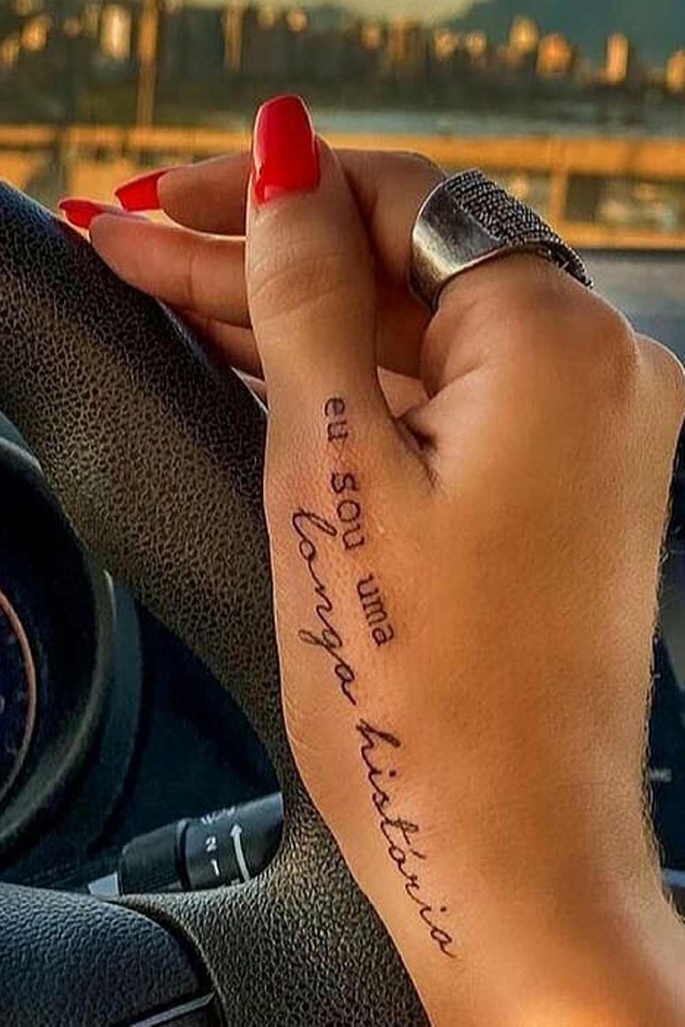tatuaje de letras en mujer 114
