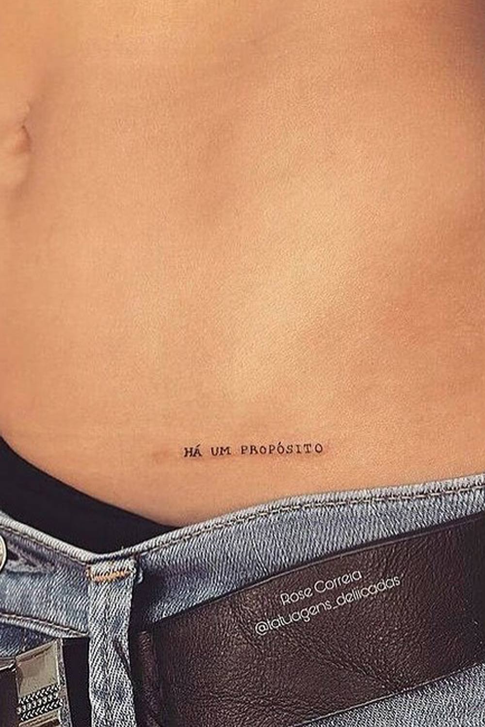 tatuaje de letras en mujer 115