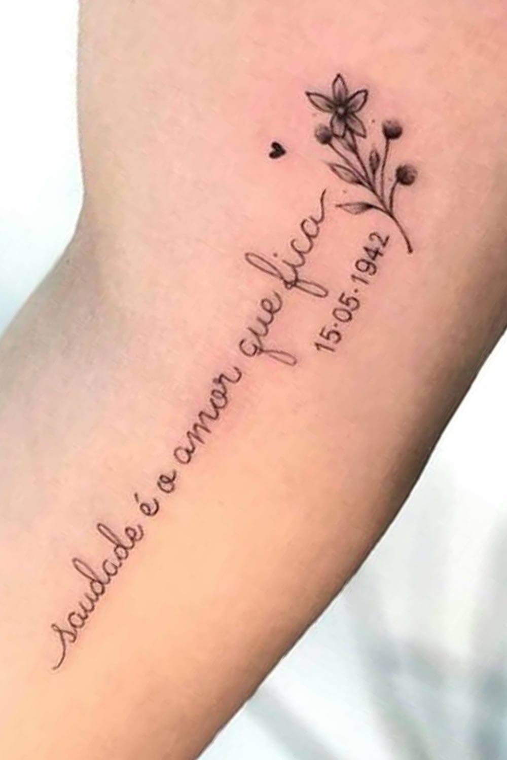 tatuaje de letras en mujer 116