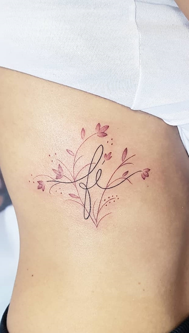 tatuaje de letras en mujer 118