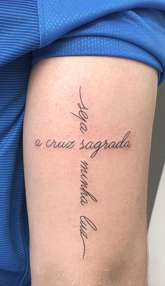 tatuaje de letras en mujer 12