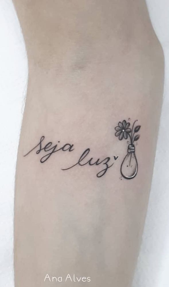 tatuaje de letras en mujer 125