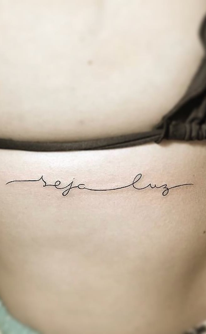 tatuaje de letras en mujer 127