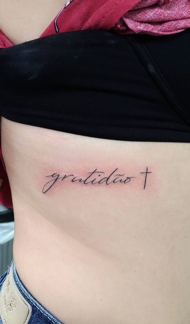 tatuaje de letras en mujer 132