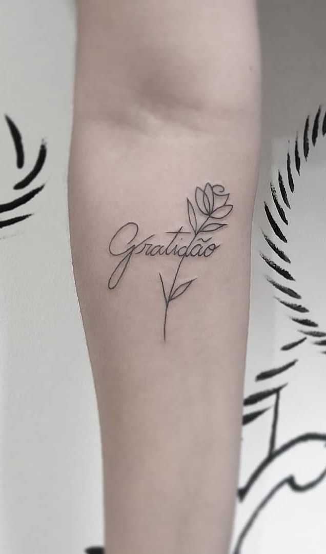 tatuaje de letras en mujer 133