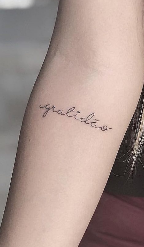 tatuaje de letras en mujer 135