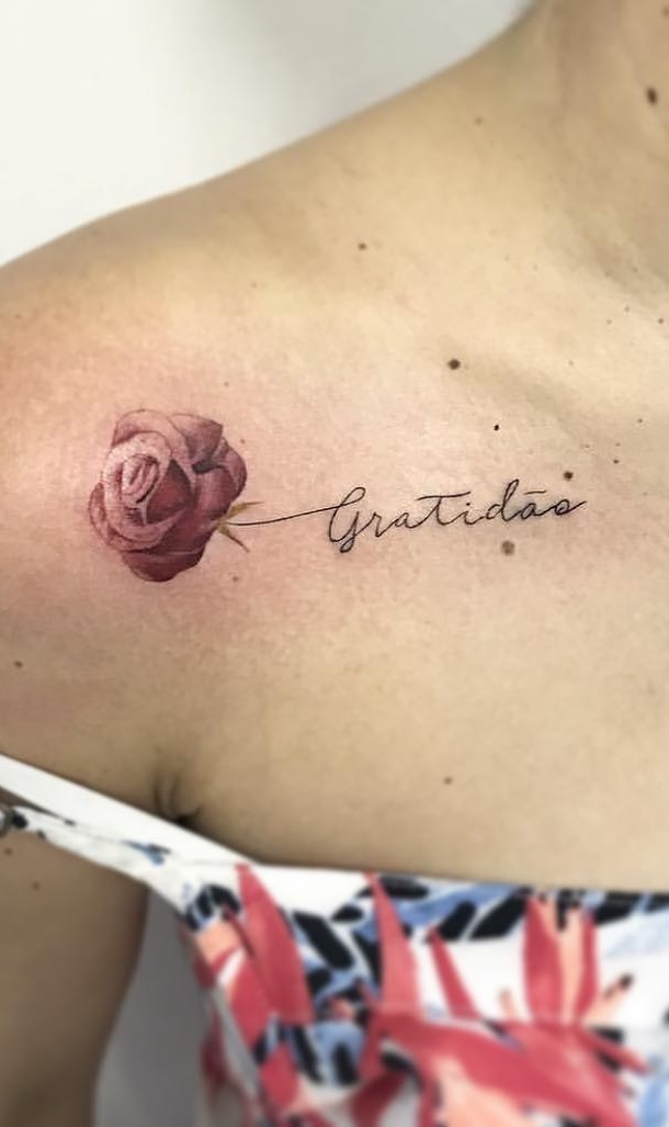 tatuaje de letras en mujer 136