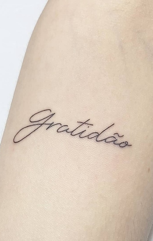 tatuaje de letras en mujer 139