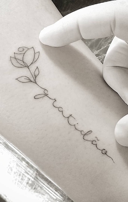 tatuaje de letras en mujer 141