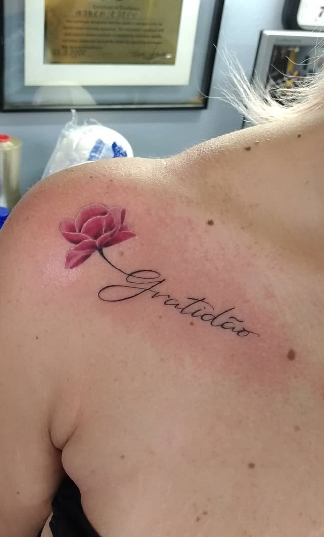 tatuaje de letras en mujer 143