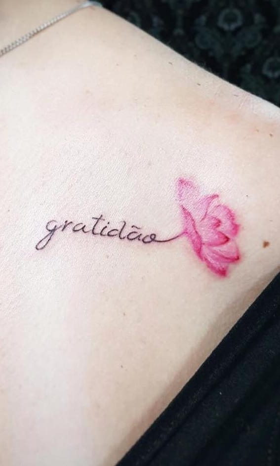 tatuaje de letras en mujer 144