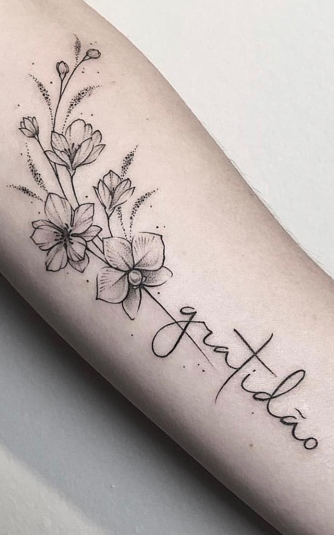 tatuaje de letras en mujer 145