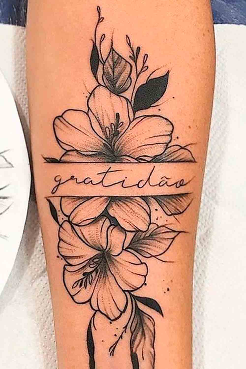 tatuaje de letras en mujer 147