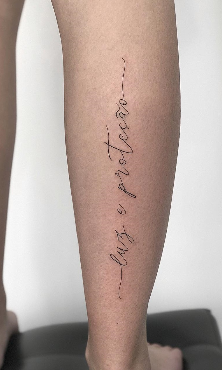 tatuaje de letras en mujer 15