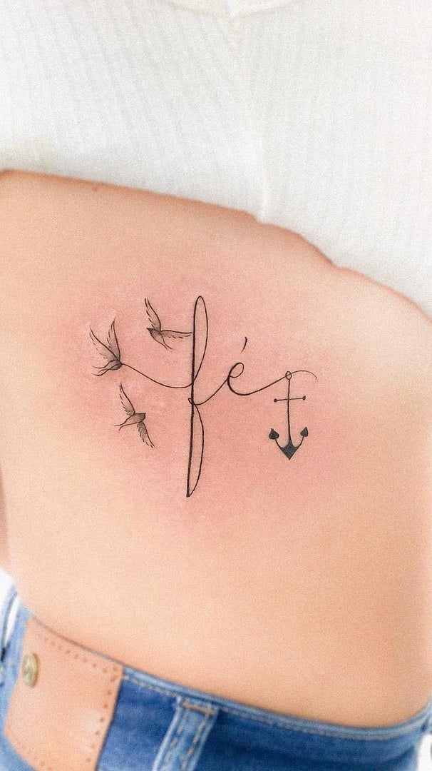 tatuaje de letras en mujer 151