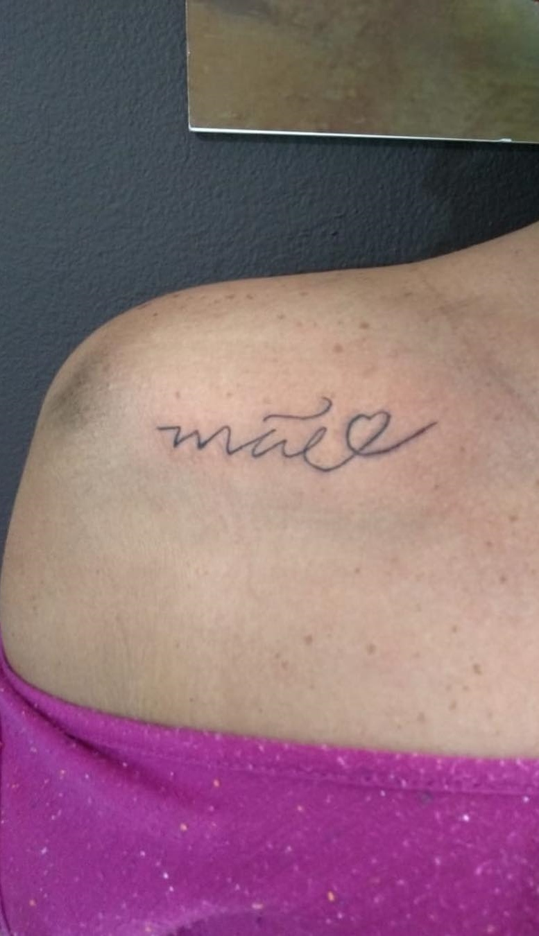 tatuaje de letras en mujer 153