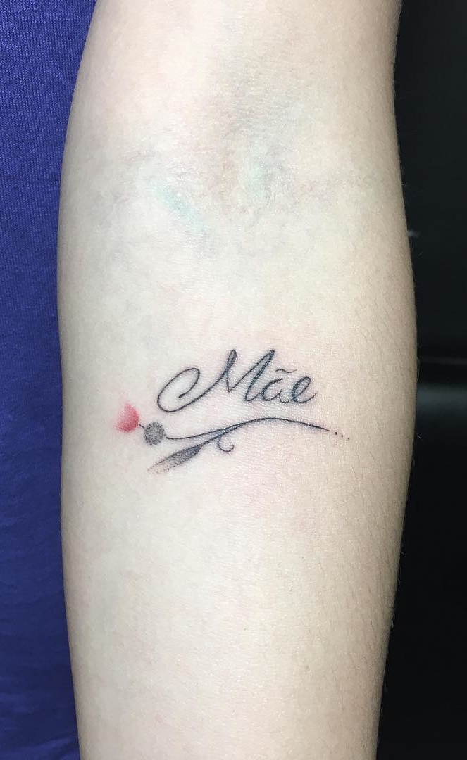 tatuaje de letras en mujer 154