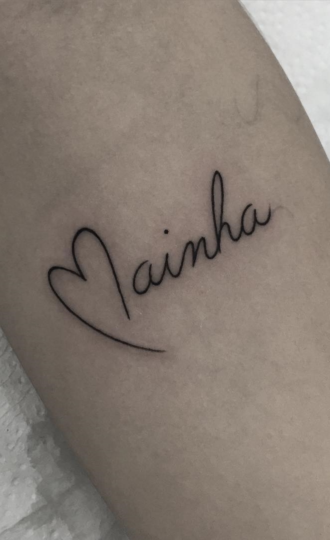 tatuaje de letras en mujer 155