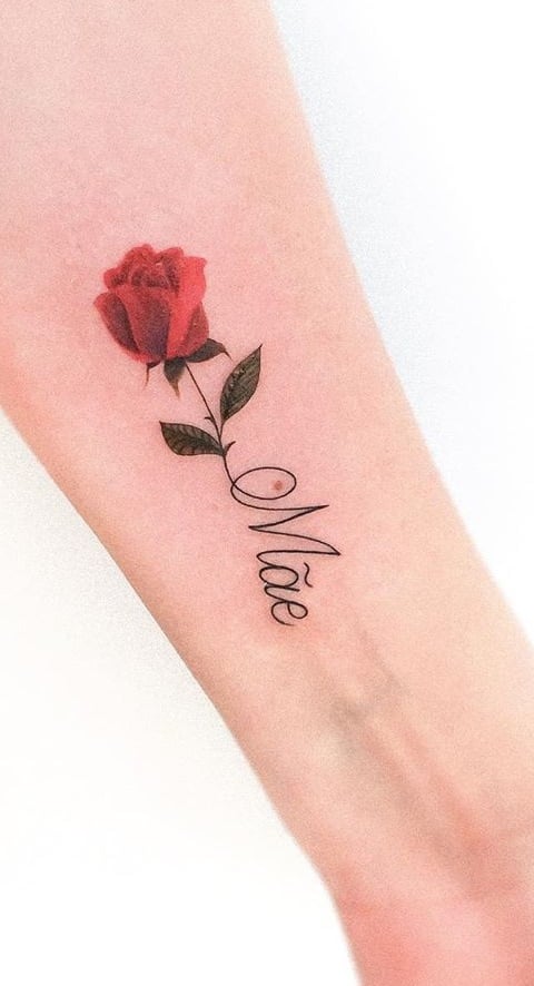 tatuaje de letras en mujer 158