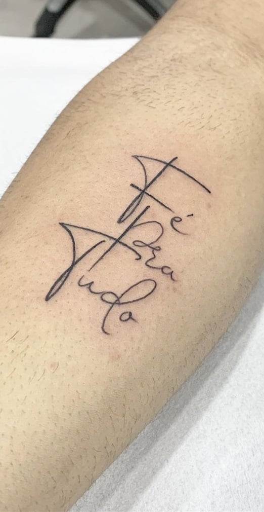 tatuaje de letras en mujer 162